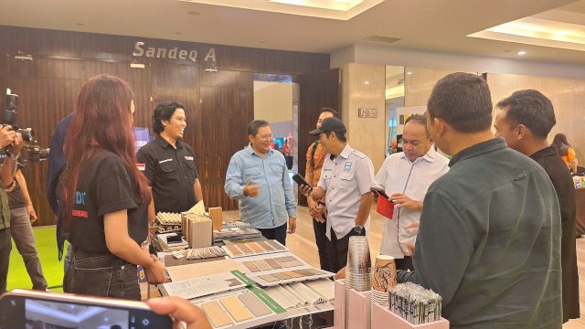 Ketua REI Sulsel dan Ketua Apindo Sulsel didampingi Ketua Umum Hip-Intis mengunjungi booth prinsipal. Foto: Istimewa.