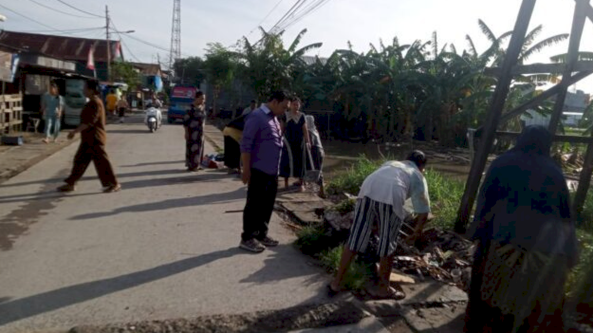 Musim Penghujan, Warga Tallo Gotong Royong Bersihkan Saluran Air