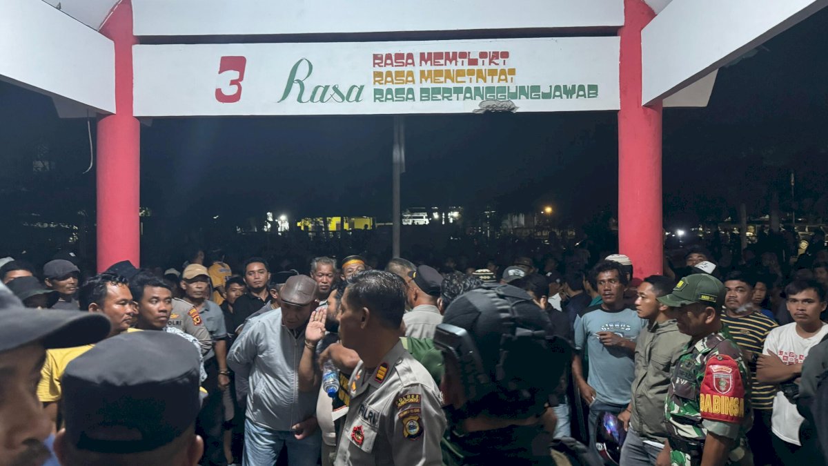 Kapolres Jeneponto Pimpin Langsung Pengamanan Aksi Protes Massa Paslon 03 di Sekretariat PPK Kelara