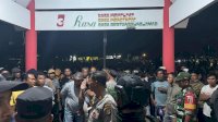 Kapolres Jeneponto Pimpin Langsung Pengamanan Aksi Protes Massa Paslon 03 di Sekretariat PPK Kelara
