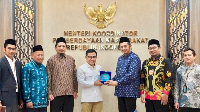 Ketua Umum Wahdah Islamiyah, KH. Muhammad Zaitun Rasmin, saat bersilaturrahim dengan Menko Bidang Pemberdayaan Masyarakat Muhaimin Iskandar, di Jakarta.