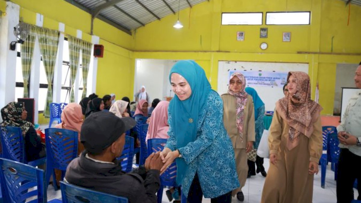 dr Ulfah Saksikan Langsung Pendistribusian Bahan Pokok Murah