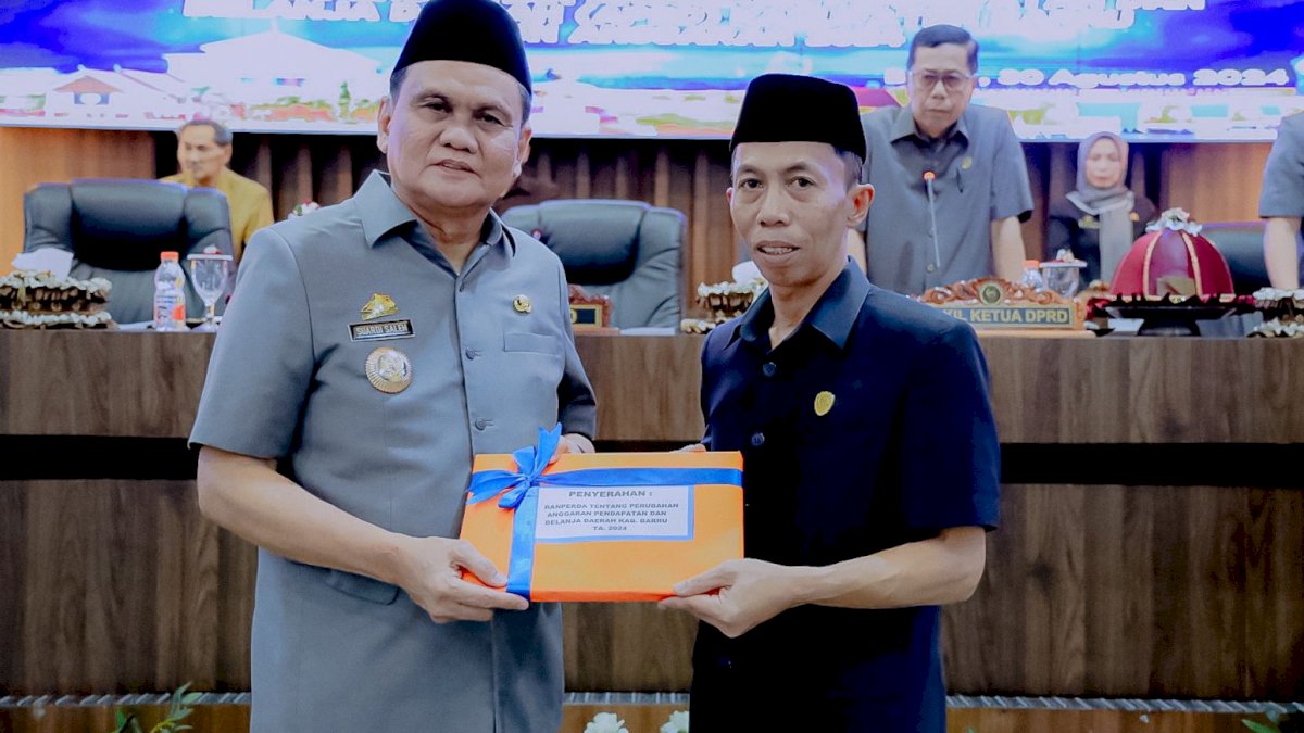 Bupati Barru Serahkan Ranperda Perubahan APBD 2024 ke DPRD Barru