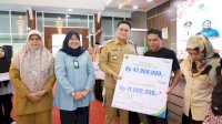 Bupati Barru Serahkan Bantuan Rehab Rumah Korban Bencana dan Santunan JKM BPJS Ketenagakerjaan