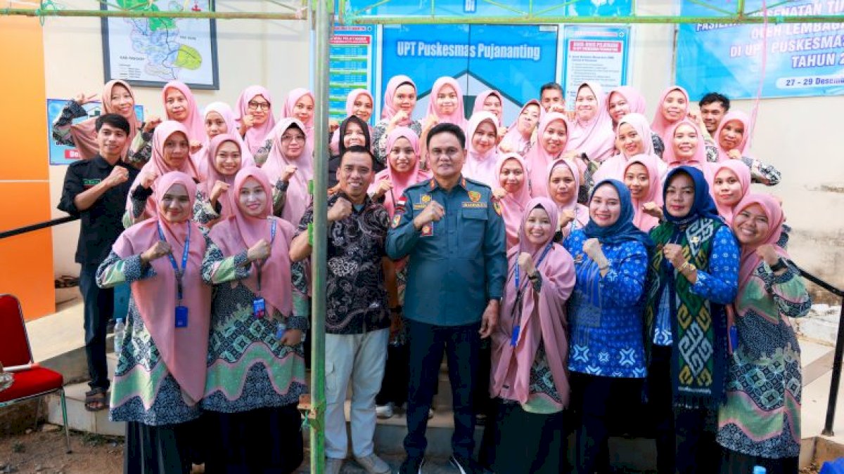 Pastikan Semua Warga Dapat Layanan Kesehatan, Bupati Barru Serahkan Mobil Ambulance di Kecamatan Pujananting