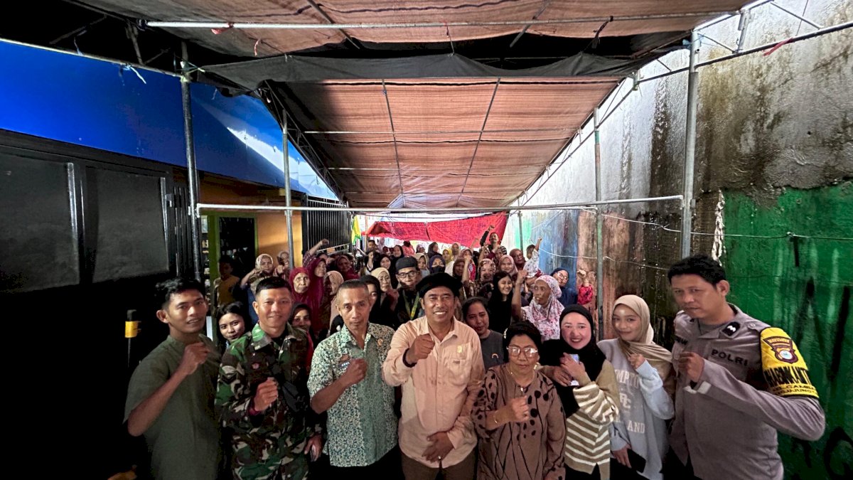 Diguyur Hujan, Warga Ujung Tanah Tetap Antusias Hadiri Reses Ruslan Lallo