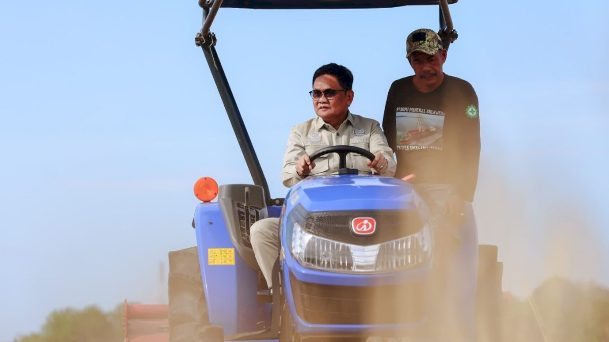 Bupati Barru Hadiri Tarun Sawah di Kelurahan Mangempang