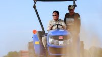 Bupati Barru Hadiri Tarun Sawah di Kelurahan Mangempang