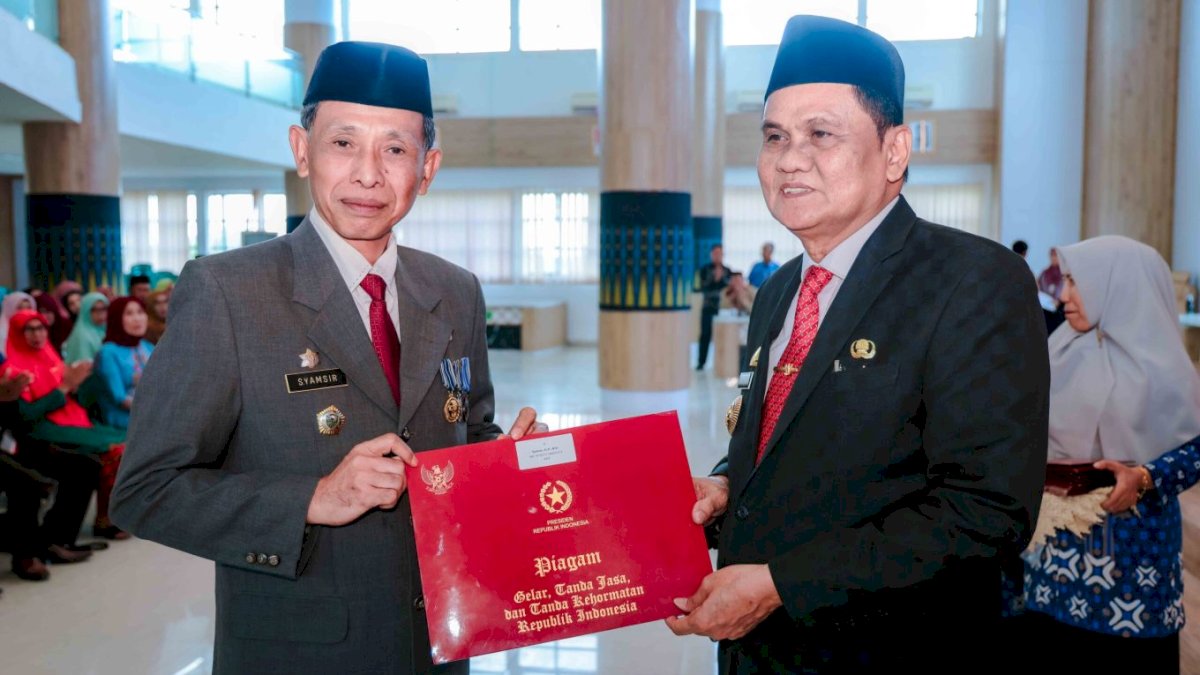 Suardi Saleh Serahkan Tanda Kehormatan Satyalancana Karya Satya Sejumlah ASN Barru