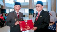 Suardi Saleh Serahkan Tanda Kehormatan Satyalancana Karya Satya Sejumlah ASN Barru