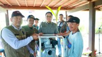Selain Tanam Jagung, Bupati Barru Serahkan Bantuan Pompa Bagi Petani