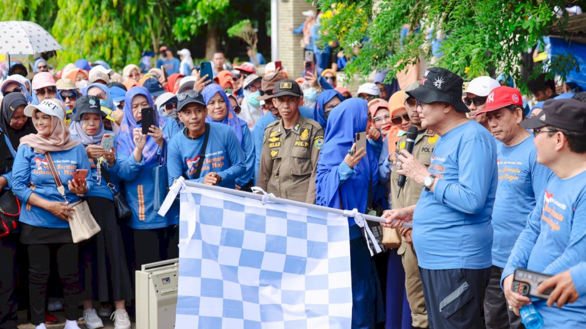 Peringatan HGN 2024, Bupati Barru Jalan Santai Bersama Para Guru