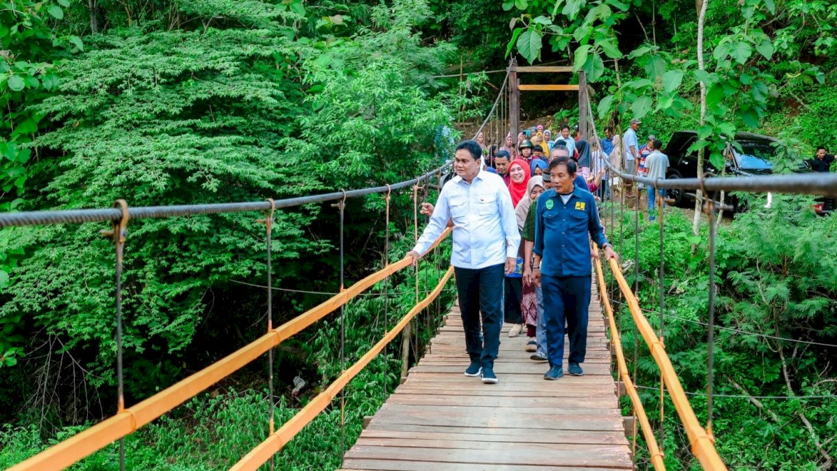Jadi Impian Warga, Bupati Barru Resmikan Jembatan di Desa Harapan