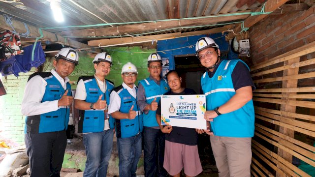Pegawai PLN UIP Sulawesi pasang listrik gratis untuk masyarakat pra sejahtera. Foto: Istimewa.