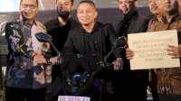 Dorong Peningkatan PAD, Bapenda Makassar Serahkan Motor Listrik untuk 15 Kecamatan