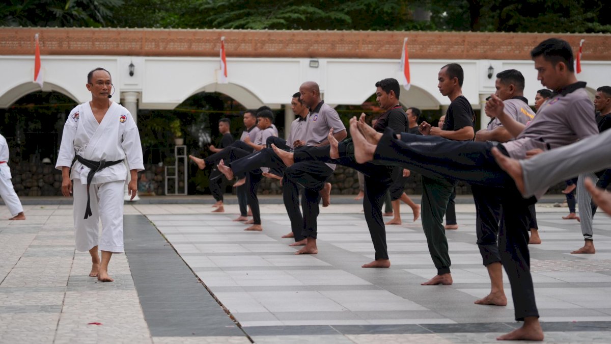 Jaga Kebugaran Fisik, Pj Gubernur Prof Zudan Latih Karate ASN dan Satpol PP