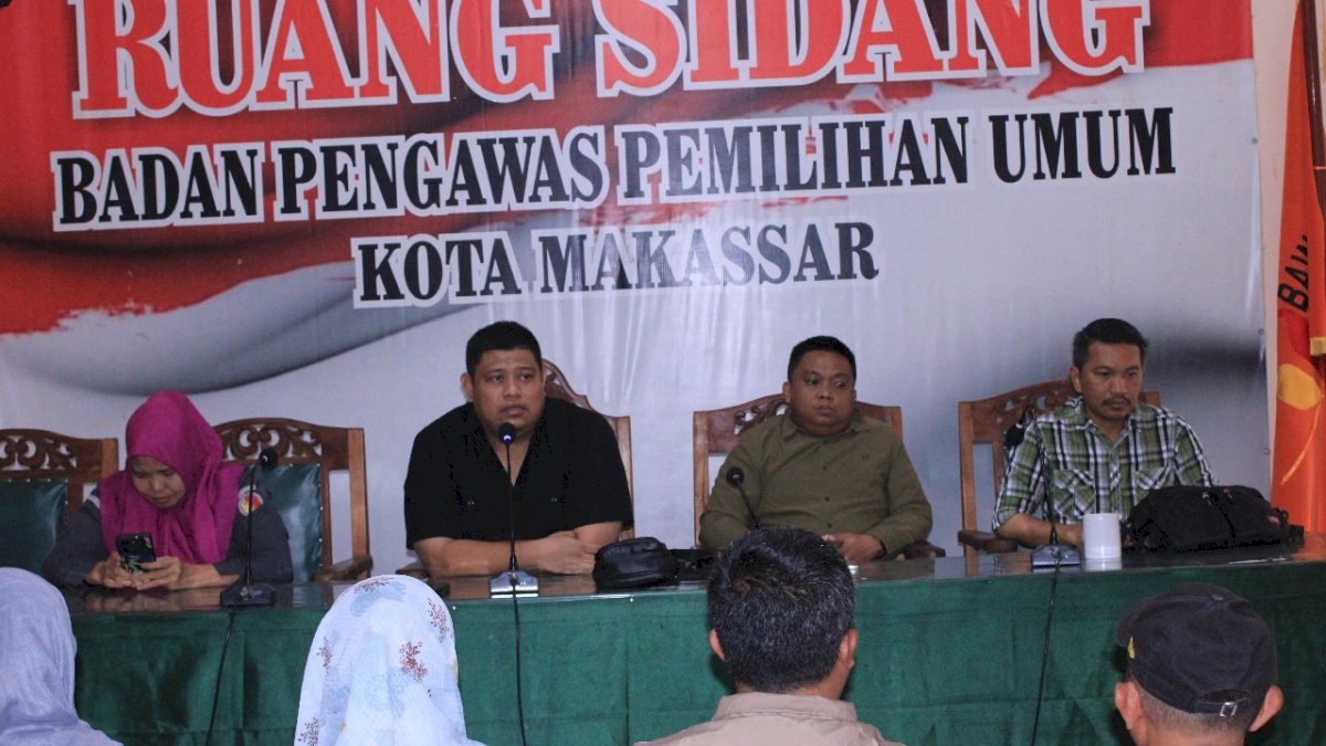Bawaslu Makassar Serahkan Santunan untuk Ahli Waris PKD yang Gugur saat Bertugas