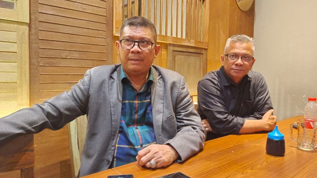 Ketua dan sekretaris PGRI Sulsel Prof Hasnawi Haris (kiri) serta Dr Abdi (kanan) saat bertemu wartawan. Foto/ SS