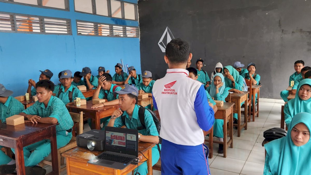 Asmo Sulsel Gencarkan Edukasi Keselamatan Berkendara dari Pelajar Hingga Pekerja