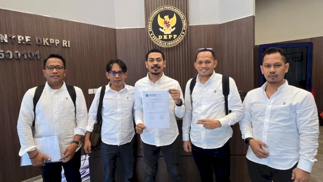 Tim Hukum Paslon, Paris Islam, resmi adukan ke DKPP Komisioner Bawaslu Sulsel dan Jeneponto ke DKPP (int)