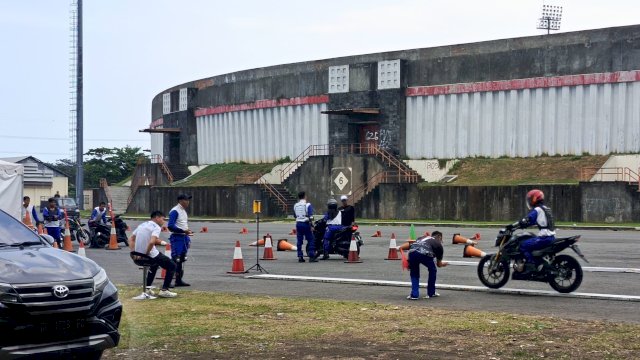 Asmo Sulsel bagi tips jaga jarak aman saat berkendara. Foto: Istimewa.