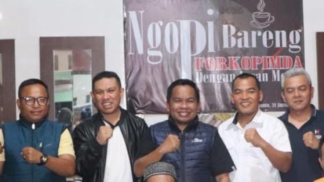 Pj Bupati Jeneponto, Junaedi Bakri (Tengah) saat ngopi bareng dengan Forkopimda dan Jurnalis beberapa bulan lalu (Dedi/sulselsatu)