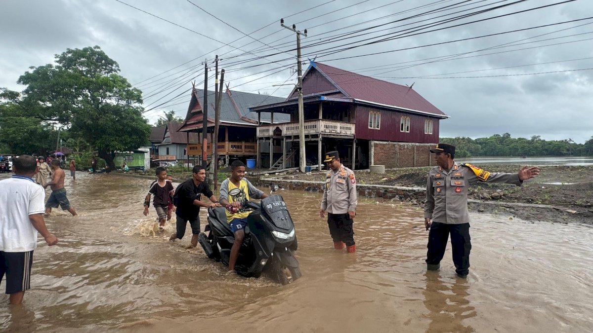 Hujan Deras, Jalan Poros Jeneponto Terendam Banjir di Kecamatan Tamalatea