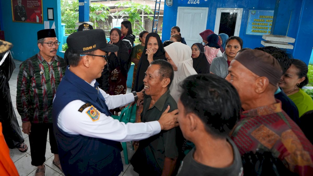Prof Zudan Tinjau Lokasi Banjir di Pangkep, Pastikan Bantuan Tersalur dengan Lancar