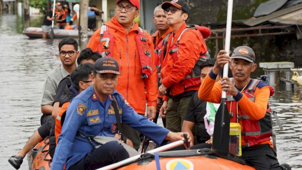 Danny Pomanto Naik Perahu Karet Tinjau Banjir di Manggala, Pastikan Logistik dan Tenaga Medis Terpenuhi