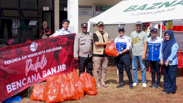 PDAM Makassar salurkan bantuan kepada korban banjir di Makassar. Foto: Istimewa.