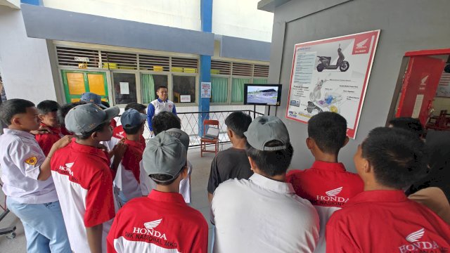 Duta Safety Riding edukasi keselamatan berkendara di jalan. Foto: Istimewa.