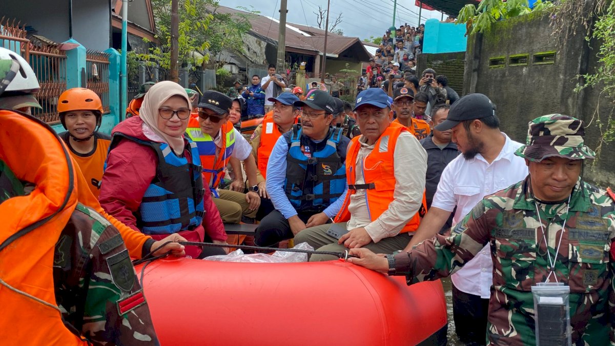 Mensos dan Pj Gubernur Sulsel Tinjau Lokasi Banjir di Perumnas Antang Makassar