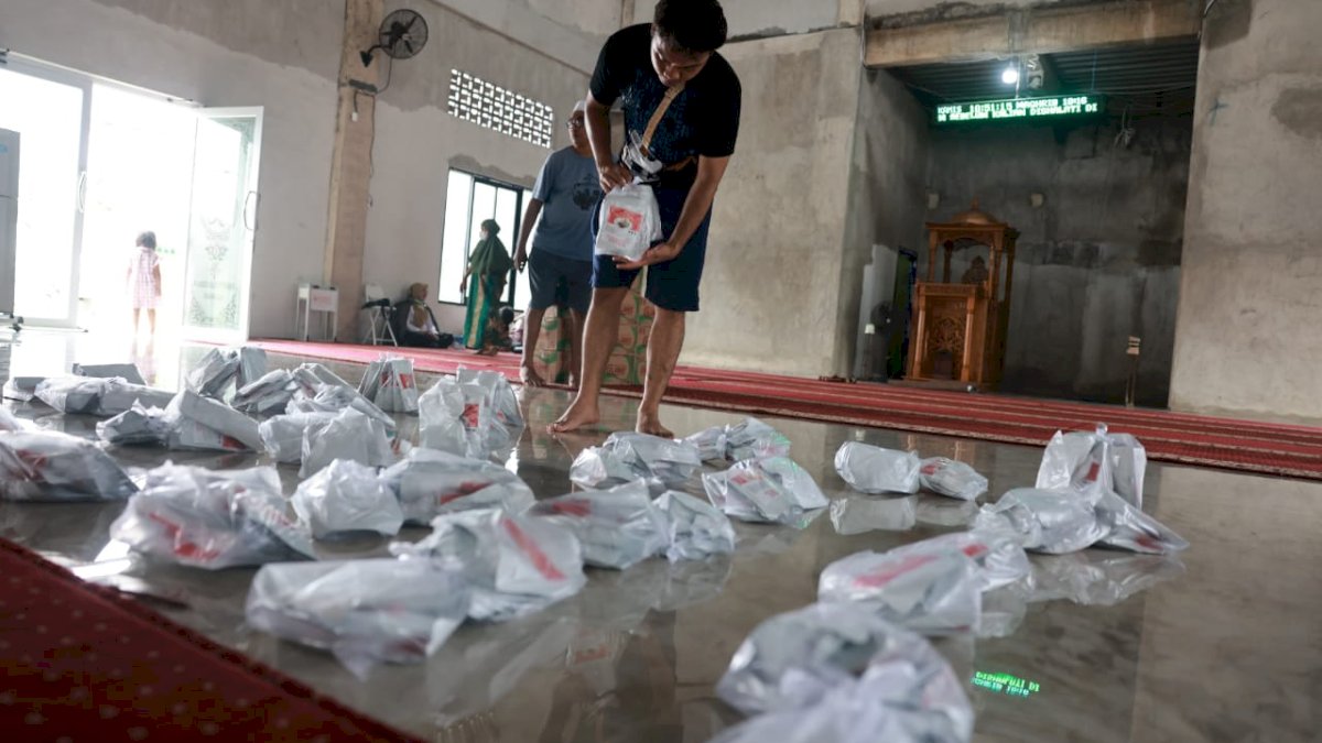 Tim Medis Pemkot Makassar Siaga Obat-obatan hingga Ambulans bagi Warga Terdampak Banjir