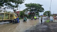 Polres Jeneponto Tanggap Banjir di Jalan Poros Bangkala, Pastikan Keamanan Pengguna Jalan