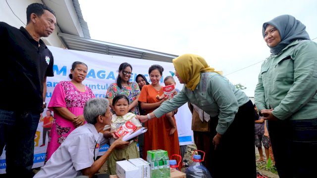 PT Vale salurkan bantuan kepada korban banjir di Barru dan Soppeng. Foto: Istimewa.