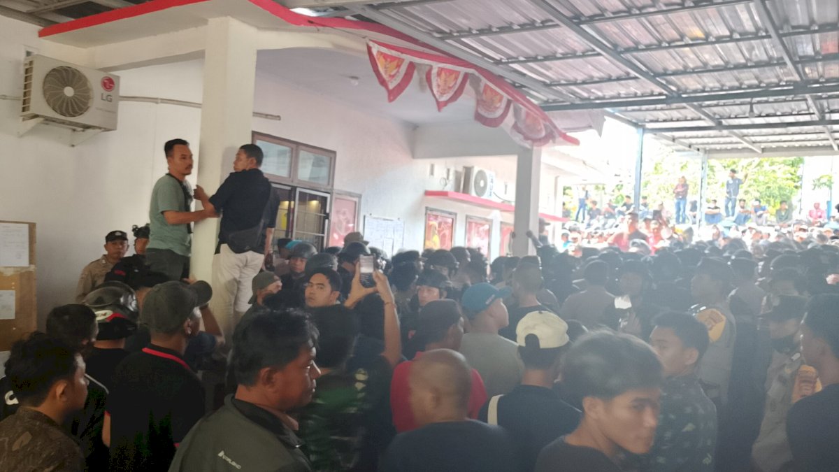 Ribuan Massa Demo di Kantor Bawaslu Jeneponto, Pertanyakan  Rekomendasi PSU Diduga Janggal