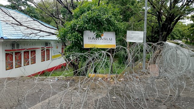 Kawat Berduri mulai terpasang depan kantor Bawaslu Jeneponto (Dedi/sulselsatu.com)