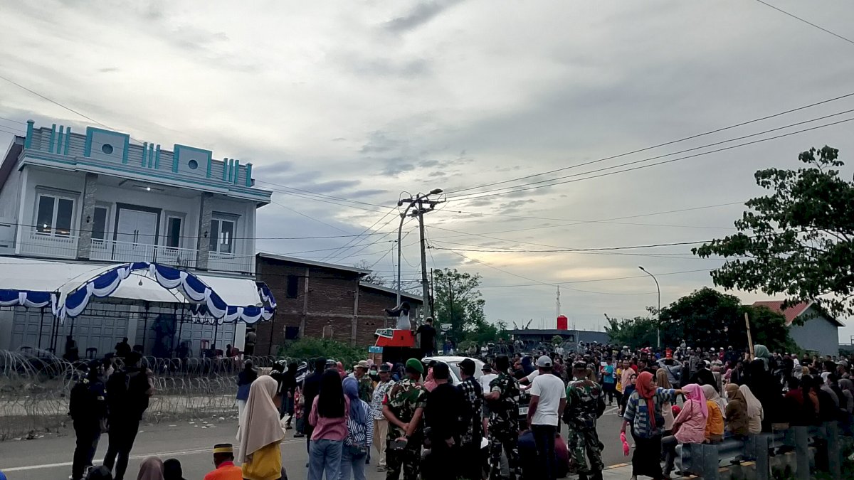 Breaking News: Ratusan Massa Unjuk Rasa di Depan Gudang Logistik KPU Jeneponto