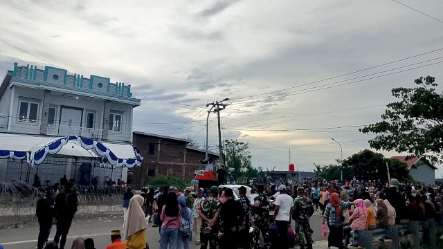 Suasana aksi unjuk rasa depan Gudang Logistik KPU Jeneponto (Dedi/Sulselsatu.com)