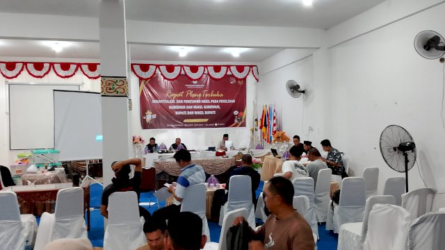 Suasana rapat Rekapitulasi suara di gudang logistik KPU kabupaten Jeneponto (Dedi/sulselsatu)