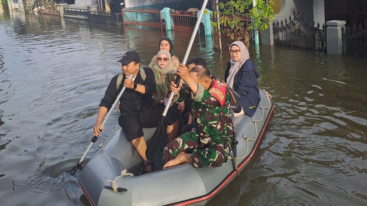 Legislator PPP Umiyati Kunjungi Lokasi Banjir di Antang, Serahkan Bantuan untuk Korban
