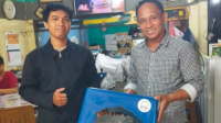 Sekcam Tallo dan MCM Serahkan Bantuan Bangku Mengaji untuk Santri