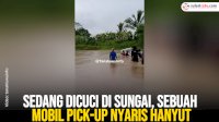 VIDEO:Sedang Dicuci di Sungai, Sebuah Mobil Pick-up Nyaris Hanyut