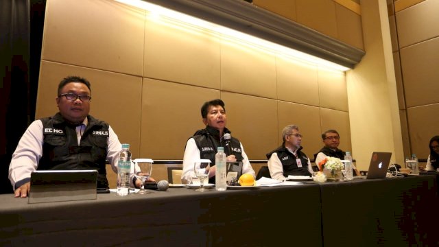 Kepala OJK Sulselbar Darwisman saat journalist update. Foto: Istimewa.