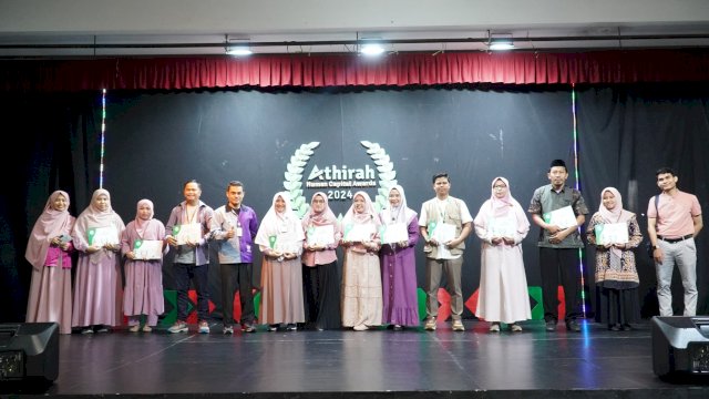 Guru dan karyawan terbaik yang mendapatkan penghargaan dari Sekolah Islam Athirah. Foto: Istimewa.