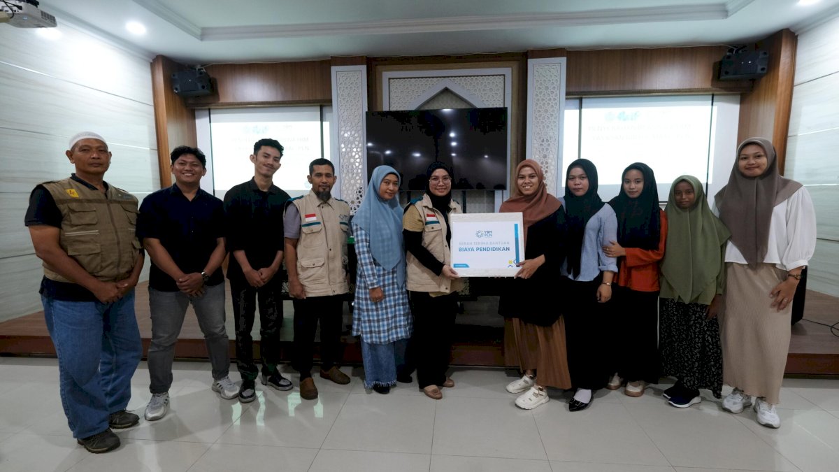 YBM PLN Salurkan Bantuan Beasiswa Pendidikan Bagi 10 Mahasiswa Kurang Mampu di Unismuh Makassar