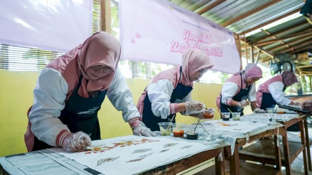 BRI Peduli salurkan bantuan kepada kelompok usaha wanita di Jawa Tengah. Foto: Istimewa.