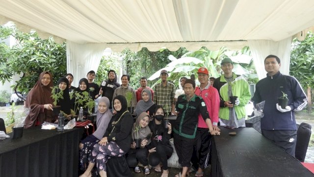 Warga Bukit Baruga yang ikut workshop Baruga Berkebun. Foto: Istimewa.
