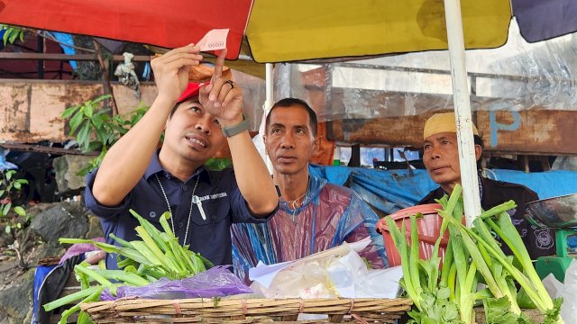BI Sulsel sosialisasi mengenali uang rupiah asli dengan 3D kepada pedagang di pasar. Foto: Istimewa.