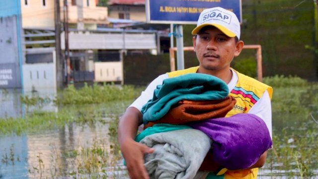 Indosat salurkan bantuan kepada korban banjir di Kota Makassar. Foto: Istimewa. 